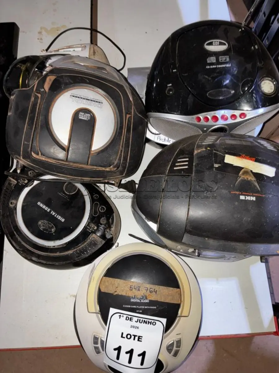 LOTE 111 - 07 APARELHOS DE SOM PORTÁTEIS DE MARCAS E MODELOS DIVERSOS. (NO ESTADO) ATENÇÃO! FAZER A VISITAÇÃO ANTES DE ARREMATAR, NÃO SABEMOS SE FUNCIONA, LEILÃO NÃO TEM GARANTIA E NEM DEVOLUÇÃO, SUJEITO A POSSÍVEIS AVARIAS VISÍVEIS/OCULTAS E/OU AUSÊNCIA DE COMPONENTES.