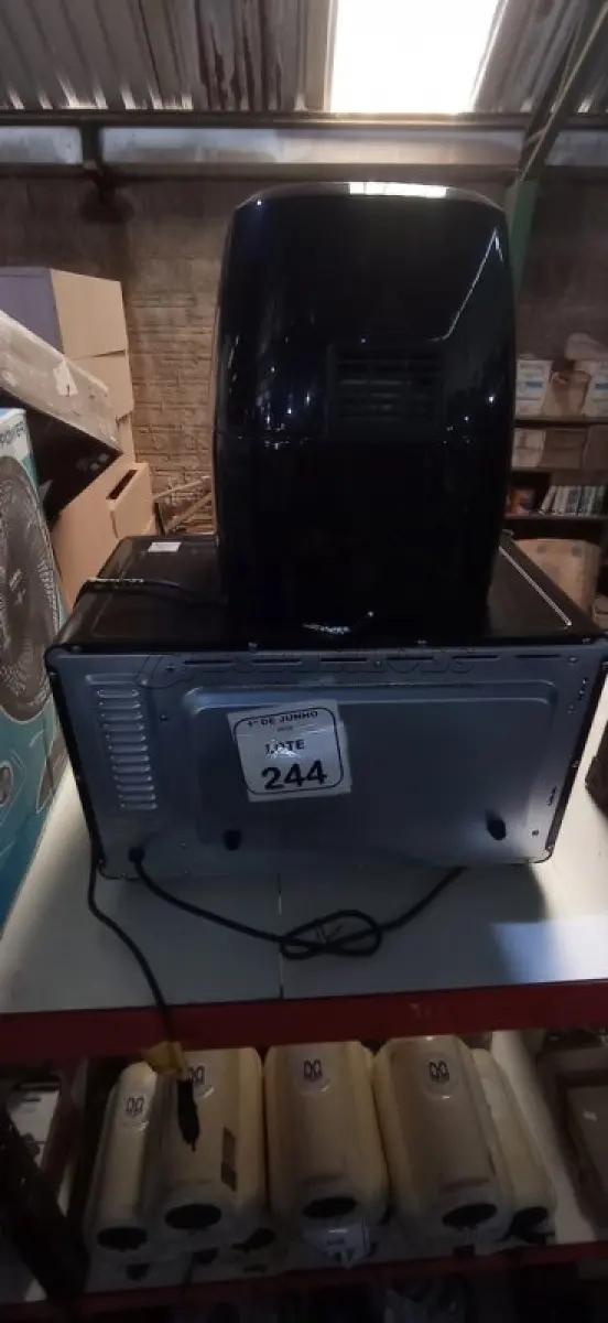 LOTE 244 - 01 FORNO 42L 220V MARCA MONDIAL E 01 AIR FRYER DE 5L 220V MARCA MONDIAL. (NO ESTADO) ATENÇÃO! FAZER A VISITAÇÃO ANTES DE ARREMATAR, NÃO SABEMOS SE FUNCIONA, LEILÃO NÃO TEM GARANTIA E NEM DEVOLUÇÃO, SUJEITO A POSSÍVEIS AVARIAS VISÍVEIS/OCULTAS E/OU AUSÊNCIA DE COMPONENTES.