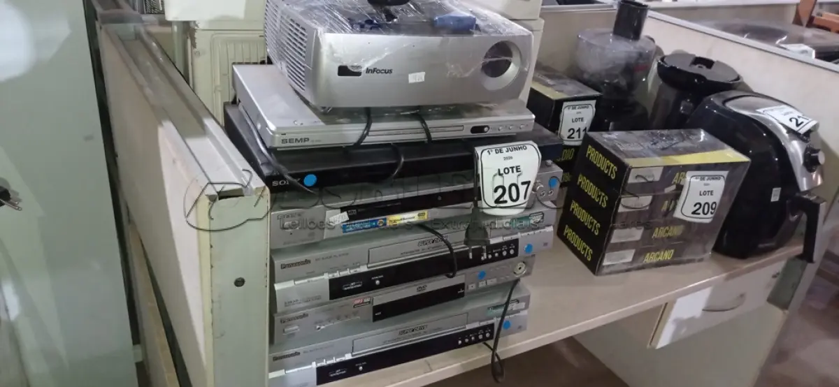 LOTE 207 - 01 PROJETOR COM CABOS MARCA INFOCUS, 02 APARELHOS DE VÍDEO CASSETE E 04 APARELHOS DE DVD DE MARCAS E MODELOS DIVERSOS. (NO ESTADO) ATENÇÃO! FAZER A VISITAÇÃO ANTES DE ARREMATAR, NÃO SABEMOS SE FUNCIONA, LEILÃO NÃO TEM GARANTIA E NEM DEVOLUÇÃO, SUJEITO A POSSÍVEIS AVARIAS VISÍVEIS/OCULTAS E/OU AUSÊNCIA DE COMPONENTES.