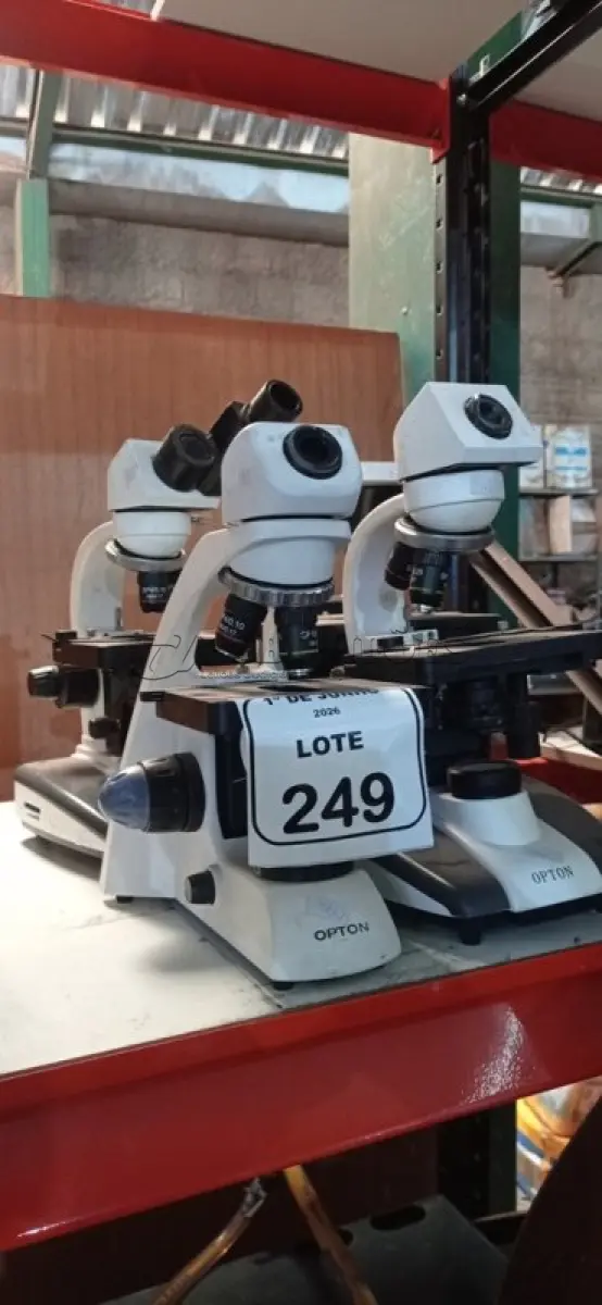 LOTE 249 - 04 MICROSCÓPIOS. (NO ESTADO) ATENÇÃO! FAZER A VISITAÇÃO ANTES DE ARREMATAR, NÃO SABEMOS SE FUNCIONA, LEILÃO NÃO TEM GARANTIA E NEM DEVOLUÇÃO, SUJEITO A POSSÍVEIS AVARIAS VISÍVEIS/OCULTAS E/OU AUSÊNCIA DE COMPONENTES.