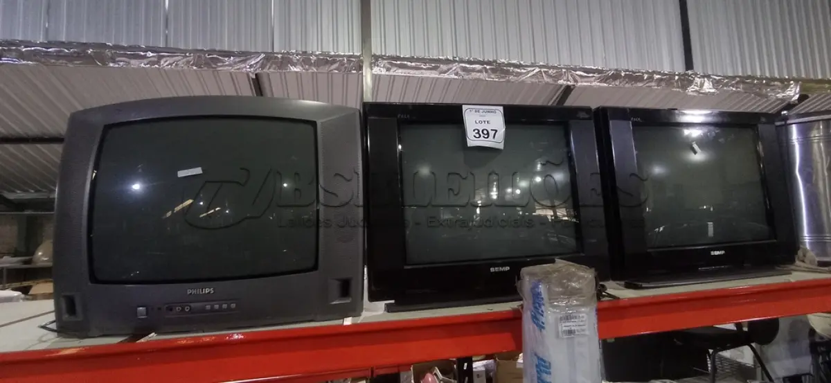 LOTE 397 - 02 TVS DE TUBO MARCA SEMP E 01 TV DE TUBO MARCA PHILIPS. (NO ESTADO) ATENÇÃO! FAZER A VISITAÇÃO ANTES DE ARREMATAR, NÃO SABEMOS SE FUNCIONA, LEILÃO NÃO TEM GARANTIA E NEM DEVOLUÇÃO, SUJEITO A POSSÍVEIS AVARIAS VISÍVEIS/OCULTAS E/OU AUSÊNCIA DE COMPONENTES.