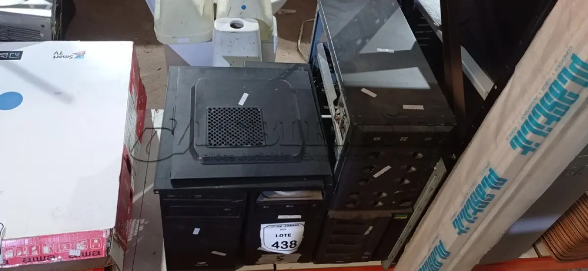 LOTE 438 - 02 CPUS E 01 GABINETE PARA SERVIDOR. (NO ESTADO) ATENÇÃO! FAZER A VISITAÇÃO ANTES DE ARREMATAR, NÃO SABEMOS SE FUNCIONA, LEILÃO NÃO TEM GARANTIA E NEM DEVOLUÇÃO, SUJEITO A POSSÍVEIS AVARIAS VISÍVEIS/OCULTAS E/OU AUSÊNCIA DE COMPONENTES.