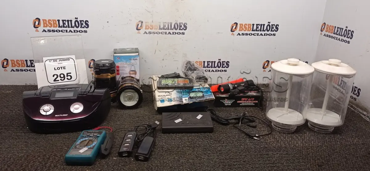 LOTE 295 - 01 MP3 BOOMBOX MARCA MULTILASER, 02 LUMINÁRIAS DE CAMPING, 02 MINIS COPOS DE LIQUIDIFICADOR, 01 ADAPTADOR DE USB, 01 MULTÍMETRO, 01 LANTERNA E 01 GPS MARCA MULTILASER. (NO ESTADO) ATENÇÃO! FAZER A VISITAÇÃO ANTES DE ARREMATAR, NÃO SABEMOS SE FUNCIONA, LEILÃO NÃO TEM GARANTIA E NEM DEVOLUÇÃO, SUJEITO A POSSÍVEIS AVARIAS VISÍVEIS/OCULTAS E/OU AUSÊNCIA DE COMPONENTES.