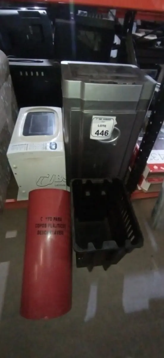 LOTE 446 - 01 FRAGMENTADORA DE PAPEL MODELO A-2325 MARCA HYSOON, 01 MICRO-ONDAS PANASONIC E 02 LIXEIRAS DE PLÁSTICO. (NO ESTADO) ATENÇÃO! FAZER A VISITAÇÃO ANTES DE ARREMATAR, NÃO SABEMOS SE FUNCIONA, LEILÃO NÃO TEM GARANTIA E NEM DEVOLUÇÃO, SUJEITO A POSSÍVEIS AVARIAS VISÍVEIS/OCULTAS E/OU AUSÊNCIA DE COMPONENTES.