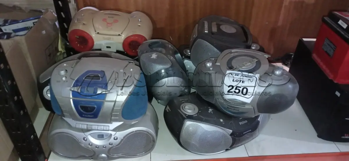 LOTE 250 - 10 APARELHOS DE SOM PORTÁTIL DE MARCA E MODELOS DIVERSOS. (NO ESTADO) ATENÇÃO! FAZER A VISITAÇÃO ANTES DE ARREMATAR, NÃO SABEMOS SE FUNCIONA, LEILÃO NÃO TEM GARANTIA E NEM DEVOLUÇÃO, SUJEITO A POSSÍVEIS AVARIAS VISÍVEIS/OCULTAS E/OU AUSÊNCIA DE COMPONENTES.