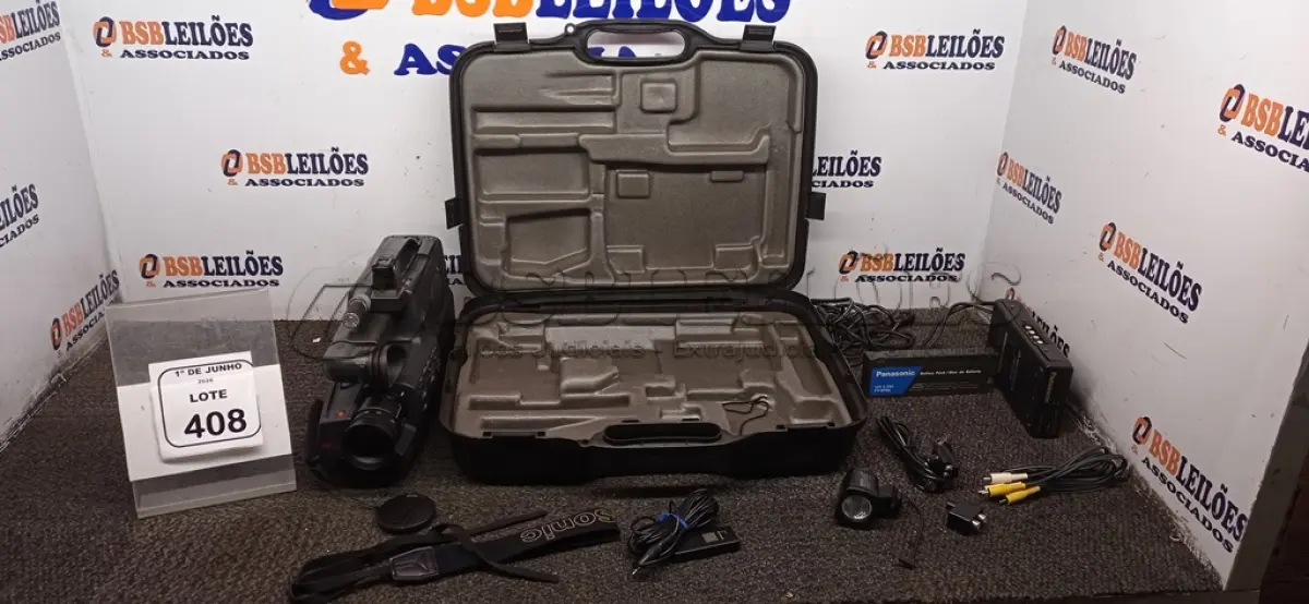 LOTE 408 - 01 FILMADORA OMINIMOVIE COM MALETAS E ASSESSÓRIOS MARCA PANASONIC. (NO ESTADO) ATENÇÃO! FAZER A VISITAÇÃO ANTES DE ARREMATAR, NÃO SABEMOS SE FUNCIONA, LEILÃO NÃO TEM GARANTIA E NEM DEVOLUÇÃO, SUJEITO A POSSÍVEIS AVARIAS VISÍVEIS/OCULTAS E/OU AUSÊNCIA DE COMPONENTES.