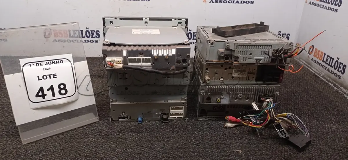 LOTE 418 - 07 APARELHOS DE SOM AUTOMOTIVO DE MARCAS E MODELOS DIVERSOS. (NO ESTADO) ATENÇÃO! FAZER A VISITAÇÃO ANTES DE ARREMATAR, NÃO SABEMOS SE FUNCIONA, LEILÃO NÃO TEM GARANTIA E NEM DEVOLUÇÃO, SUJEITO A POSSÍVEIS AVARIAS VISÍVEIS/OCULTAS E/OU AUSÊNCIA DE COMPONENTES.