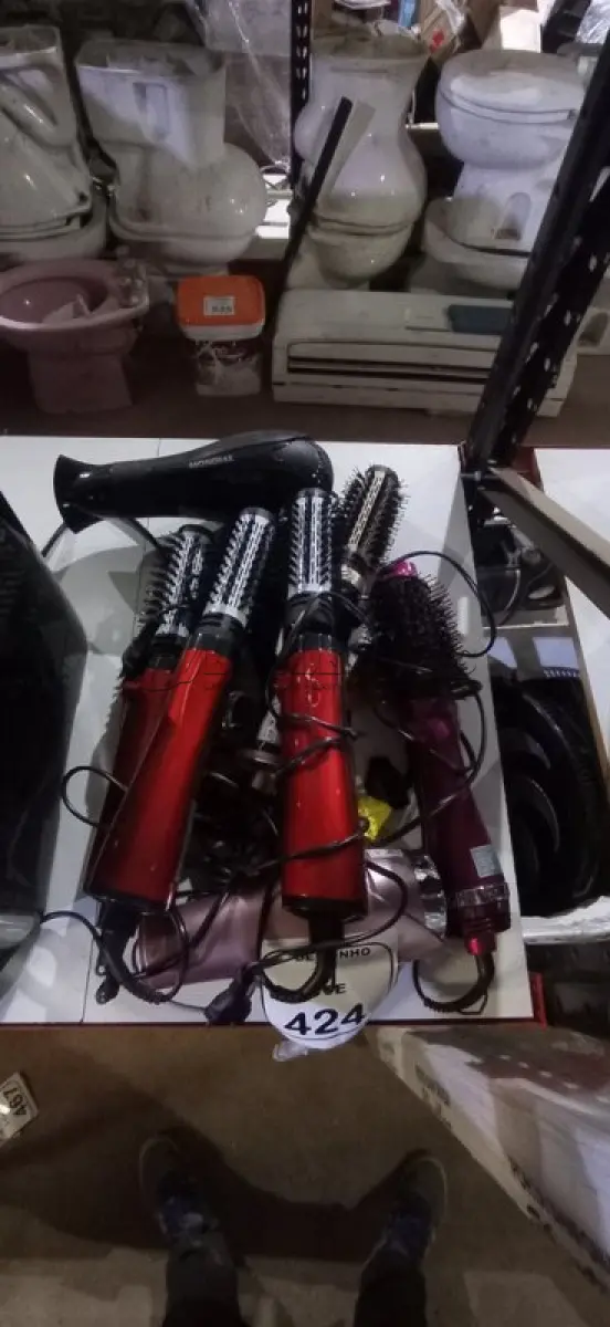 LOTE 424 - 02 SECADORES DE CABELO 220V MARCA MONDIAL E 05 ESCOVAS DE CABELO ELÉTRICAS 220V MARCA MONDIAL. (NO ESTADO) ATENÇÃO! FAZER A VISITAÇÃO ANTES DE ARREMATAR, NÃO SABEMOS SE FUNCIONA, LEILÃO NÃO TEM GARANTIA E NEM DEVOLUÇÃO, SUJEITO A POSSÍVEIS AVARIAS VISÍVEIS/OCULTAS E/OU AUSÊNCIA DE COMPONENTES.