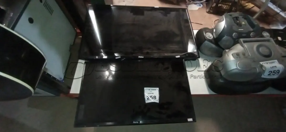 LOTE 258 - 01 TV LDC DE 32’’ MARCA PERTO E 01 TV LCD 39’’ MARCA PHILCO PARA RETIRADA DE PEÇAS. (NO ESTADO) ATENÇÃO! FAZER A VISITAÇÃO ANTES DE ARREMATAR, NÃO SABEMOS SE FUNCIONA, LEILÃO NÃO TEM GARANTIA E NEM DEVOLUÇÃO, SUJEITO A POSSÍVEIS AVARIAS VISÍVEIS/OCULTAS E/OU AUSÊNCIA DE COMPONENTES.