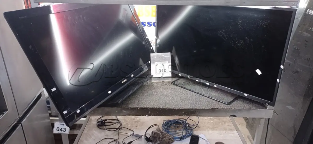 LOTE 010 - 01 TV 40’’ MARCA SONY E 01 TV 42’’ MARCA PHILCO PARA RETIRADA DE PEÇAS. (NO ESTADO) ATENÇÃO! FAZER A VISITAÇÃO ANTES DE ARREMATAR, NÃO SABEMOS SE FUNCIONA, LEILÃO NÃO TEM GARANTIA E NEM DEVOLUÇÃO, SUJEITO A POSSÍVEIS AVARIAS VISÍVEIS/OCULTAS E/OU AUSÊNCIA DE COMPONENTES.