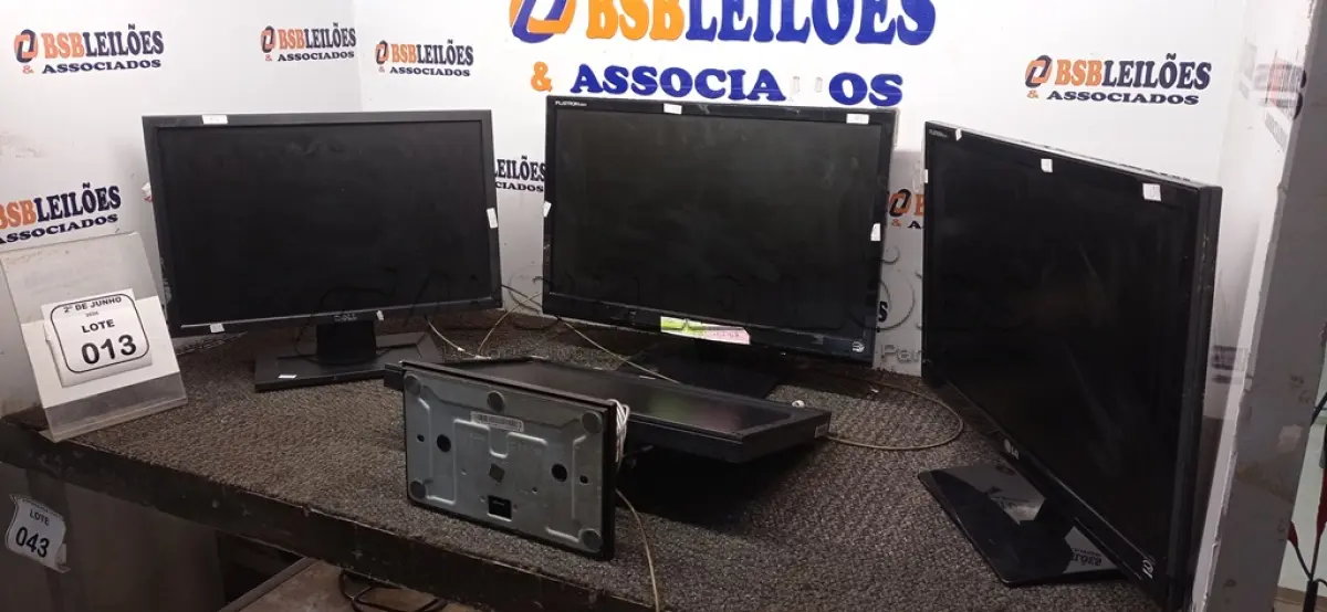 LOTE 013 - 04 MONITORES DE MARCAS E MODELOS DIVERSOS. (NO ESTADO) ATENÇÃO! FAZER A VISITAÇÃO ANTES DE ARREMATAR, NÃO SABEMOS SE FUNCIONA, LEILÃO NÃO TEM GARANTIA E NEM DEVOLUÇÃO, SUJEITO A POSSÍVEIS AVARIAS VISÍVEIS/OCULTAS E/OU AUSÊNCIA DE COMPONENTES.