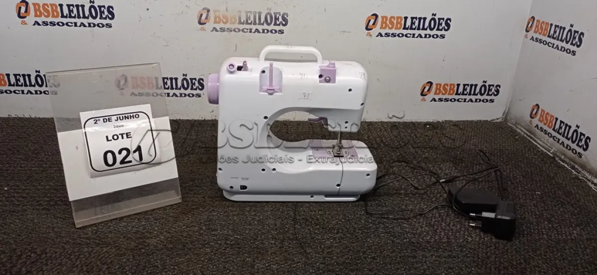 LOTE 021 - 01 MÁQUINA DE COSTURA MODELO SM-505A. (NO ESTADO) ATENÇÃO! FAZER A VISITAÇÃO ANTES DE ARREMATAR, NÃO SABEMOS SE FUNCIONA, LEILÃO NÃO TEM GARANTIA E NEM DEVOLUÇÃO, SUJEITO A POSSÍVEIS AVARIAS VISÍVEIS/OCULTAS E/OU AUSÊNCIA DE COMPONENTES.