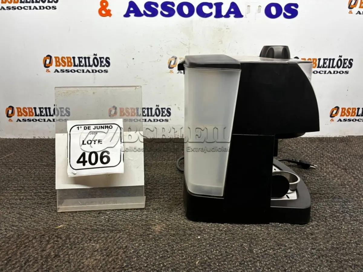 LOTE 406 - 01 MÁQUINA DE CAFÉ EXPRESSO 220V MARCA MONDIAL. (NO ESTADO) ATENÇÃO! FAZER A VISITAÇÃO ANTES DE ARREMATAR, NÃO SABEMOS SE FUNCIONA, LEILÃO NÃO TEM GARANTIA E NEM DEVOLUÇÃO, SUJEITO A POSSÍVEIS AVARIAS VISÍVEIS/OCULTAS E/OU AUSÊNCIA DE COMPONENTES.