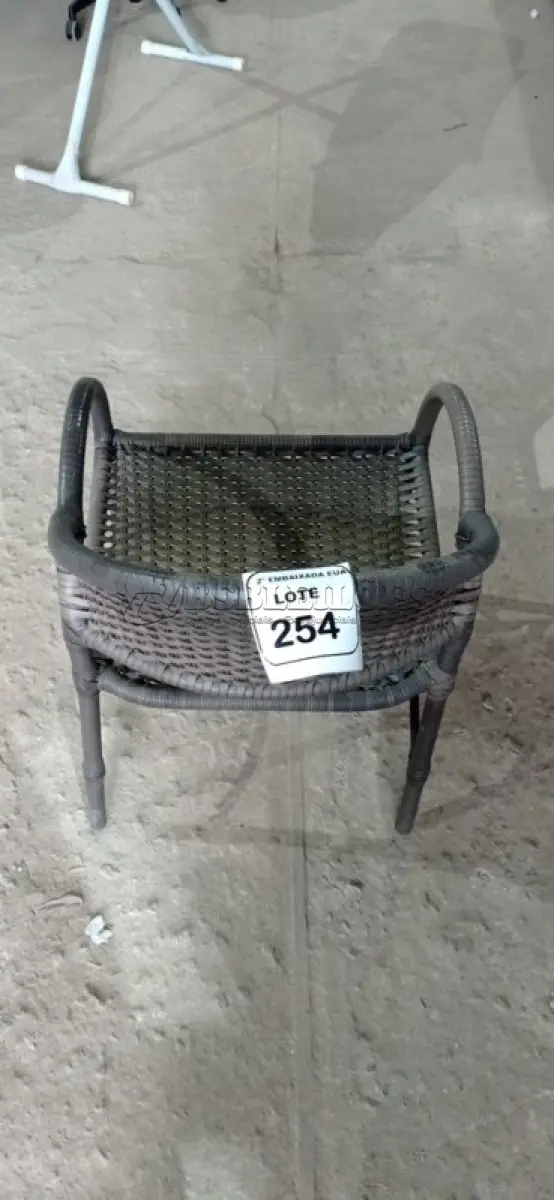 LOTE 254 - 01 CADEIRA DE JARDIM. (NO ESTADO EM QUE SE ENCONTRA. SUJEITO A AVARIAS OCULTAS/VISÍVEIS.) AV9938D