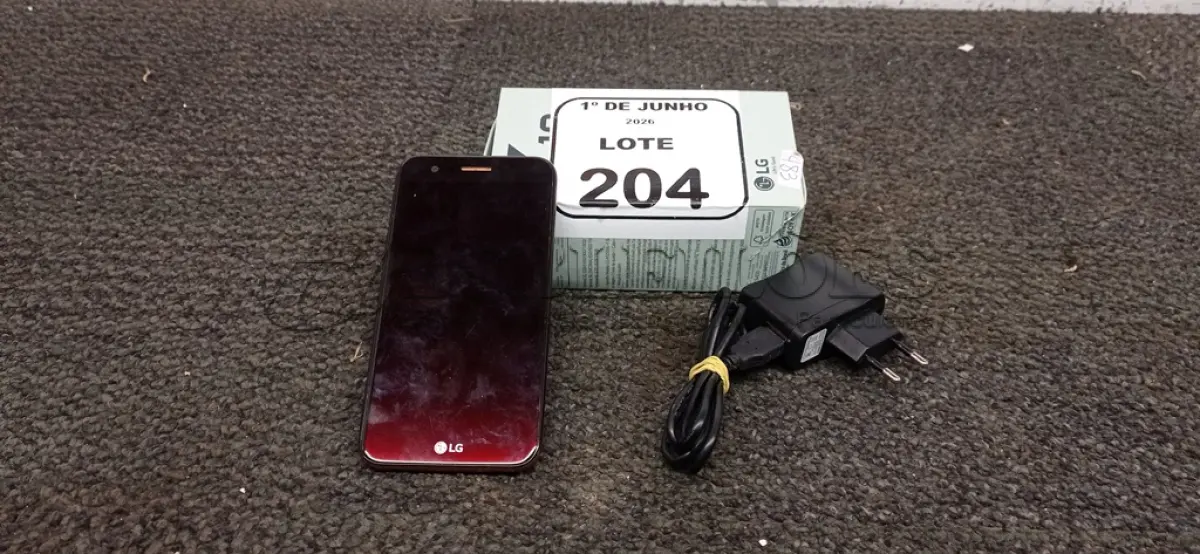 LOTE 204 - 01 SMARTPHONE MODELO K10 MARCA LG COM CARREGADOR. (NO ESTADO) ATENÇÃO! FAZER A VISITAÇÃO ANTES DE ARREMATAR, NÃO SABEMOS SE FUNCIONA, LEILÃO NÃO TEM GARANTIA E NEM DEVOLUÇÃO, SUJEITO A POSSÍVEIS AVARIAS VISÍVEIS/OCULTAS E/OU AUSÊNCIA DE COMPONENTES.