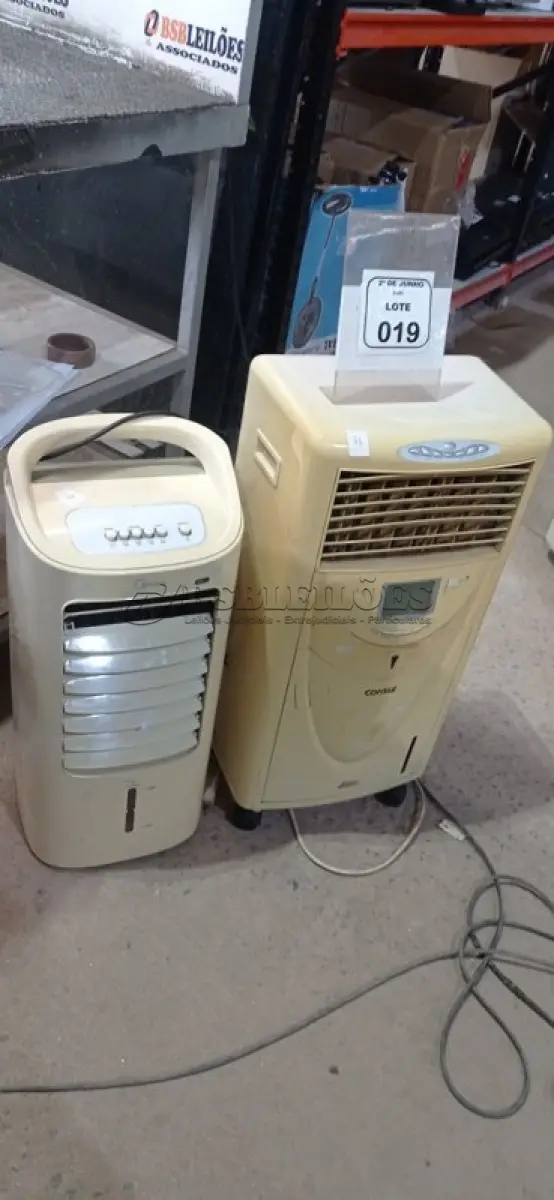 LOTE 019 - 02 CLIMATIZADORES DE AR 220V MARCAS MIDEA E CONSUL. (NO ESTADO) ATENÇÃO! FAZER A VISITAÇÃO ANTES DE ARREMATAR, NÃO SABEMOS SE FUNCIONA, LEILÃO NÃO TEM GARANTIA E NEM DEVOLUÇÃO, SUJEITO A POSSÍVEIS AVARIAS VISÍVEIS/OCULTAS E/OU AUSÊNCIA DE COMPONENTES.