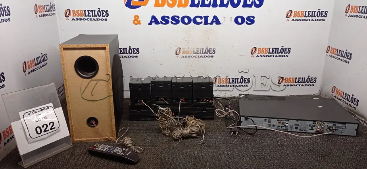 LOTE 022 - 01 HOME THEATER COM 05 CAIXAS E CONTROLE. (NO ESTADO) ATENÇÃO! FAZER A VISITAÇÃO ANTES DE ARREMATAR, NÃO SABEMOS SE FUNCIONA, LEILÃO NÃO TEM GARANTIA E NEM DEVOLUÇÃO, SUJEITO A POSSÍVEIS AVARIAS VISÍVEIS/OCULTAS E/OU AUSÊNCIA DE COMPONENTES.