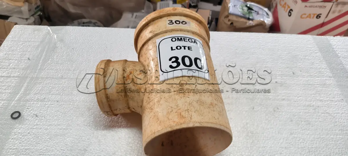 LOTE 300 - 01 TÊ PVC SOLD. COM REDUÇÃO - Ø 150 X 100MM. (NO ESTADO EM QUE SE ENCONTRA. SUJEITO A AVARIAS OCULTAS/VISÍVEIS.)
