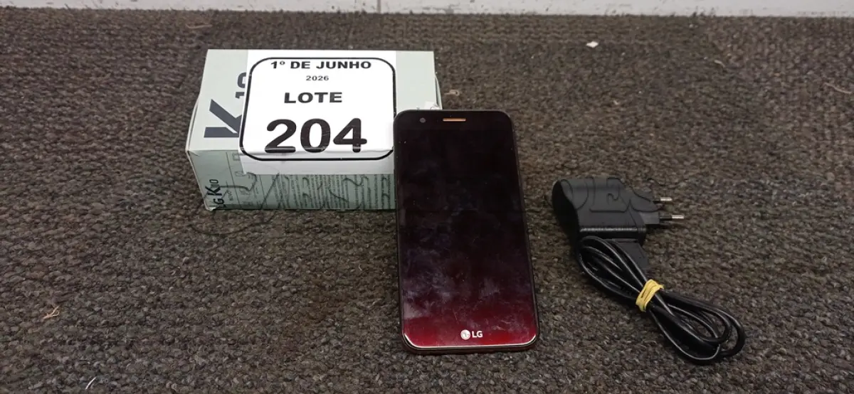 LOTE 204 - 01 SMARTPHONE MODELO K10 MARCA LG COM CARREGADOR. (NO ESTADO) ATENÇÃO! FAZER A VISITAÇÃO ANTES DE ARREMATAR, NÃO SABEMOS SE FUNCIONA, LEILÃO NÃO TEM GARANTIA E NEM DEVOLUÇÃO, SUJEITO A POSSÍVEIS AVARIAS VISÍVEIS/OCULTAS E/OU AUSÊNCIA DE COMPONENTES.