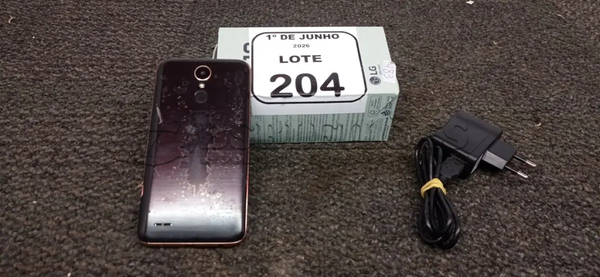LOTE 204 - 01 SMARTPHONE MODELO K10 MARCA LG COM CARREGADOR. (NO ESTADO) ATENÇÃO! FAZER A VISITAÇÃO ANTES DE ARREMATAR, NÃO SABEMOS SE FUNCIONA, LEILÃO NÃO TEM GARANTIA E NEM DEVOLUÇÃO, SUJEITO A POSSÍVEIS AVARIAS VISÍVEIS/OCULTAS E/OU AUSÊNCIA DE COMPONENTES.