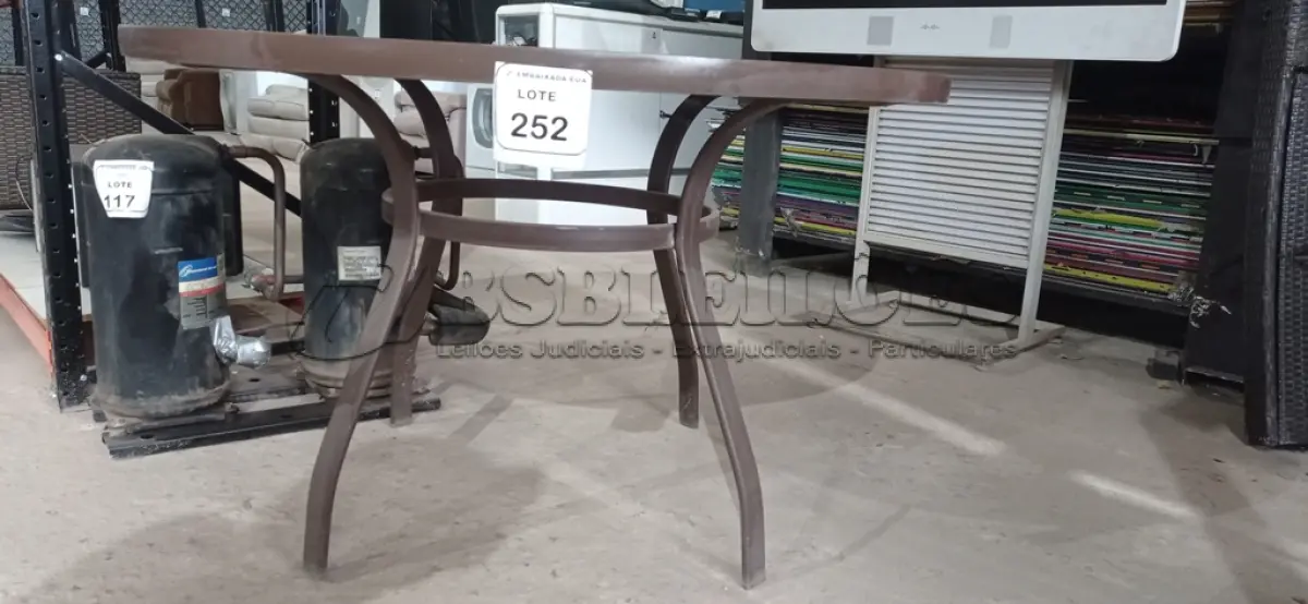 LOTE 252 - 01 MESA DE JANTAR. (NO ESTADO EM QUE SE ENCONTRA. SUJEITO A AVARIAS OCULTAS/VISÍVEIS.) BH1636L