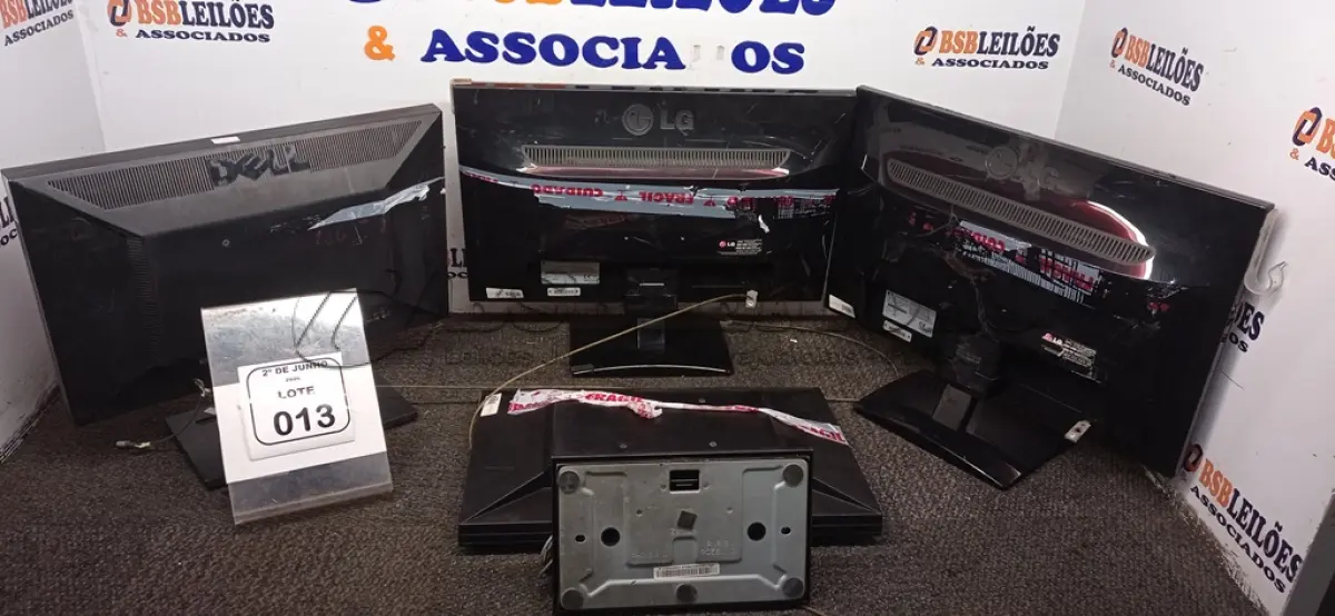 LOTE 013 - 04 MONITORES DE MARCAS E MODELOS DIVERSOS. (NO ESTADO) ATENÇÃO! FAZER A VISITAÇÃO ANTES DE ARREMATAR, NÃO SABEMOS SE FUNCIONA, LEILÃO NÃO TEM GARANTIA E NEM DEVOLUÇÃO, SUJEITO A POSSÍVEIS AVARIAS VISÍVEIS/OCULTAS E/OU AUSÊNCIA DE COMPONENTES.