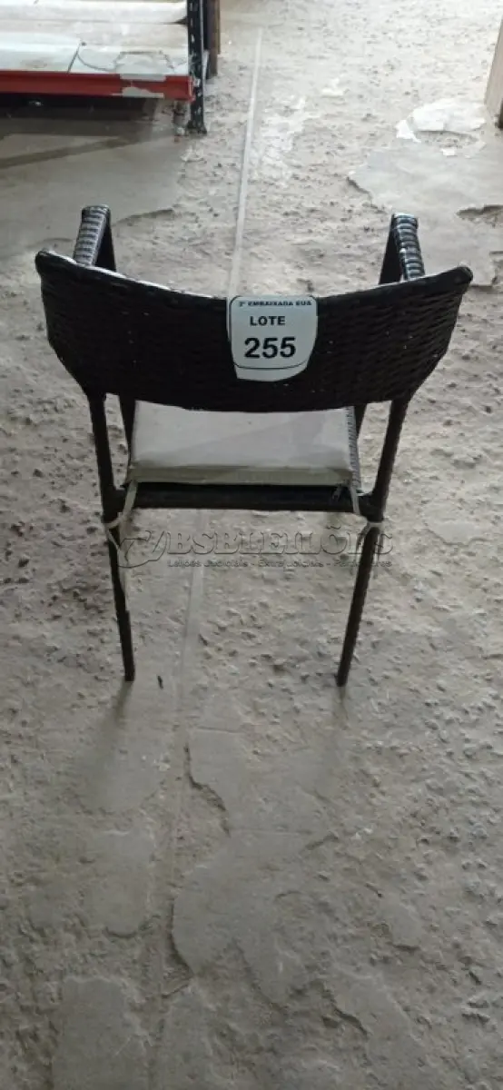 LOTE 255 - 01 CADEIRA DE JARDIM. (NO ESTADO EM QUE SE ENCONTRA. SUJEITO A AVARIAS OCULTAS/VISÍVEIS.) BH1647R