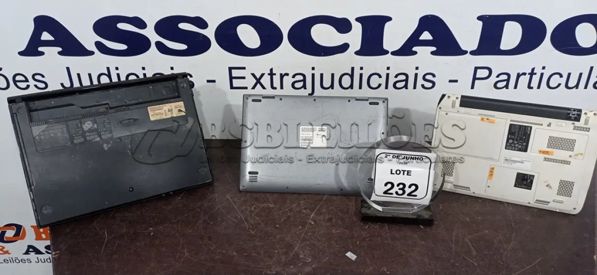 LOTE 232 - 03 NOTEBOOKS DE MARCAS E MODELOS DIVERSOS PARA RETIRADA DE PEÇAS. (NO ESTADO) ATENÇÃO! FAZER A VISITAÇÃO ANTES DE ARREMATAR, NÃO SABEMOS SE FUNCIONA, LEILÃO NÃO TEM GARANTIA E NEM DEVOLUÇÃO, SUJEITO A POSSÍVEIS AVARIAS VISÍVEIS/OCULTAS E/OU AUSÊNCIA DE COMPONENTES.