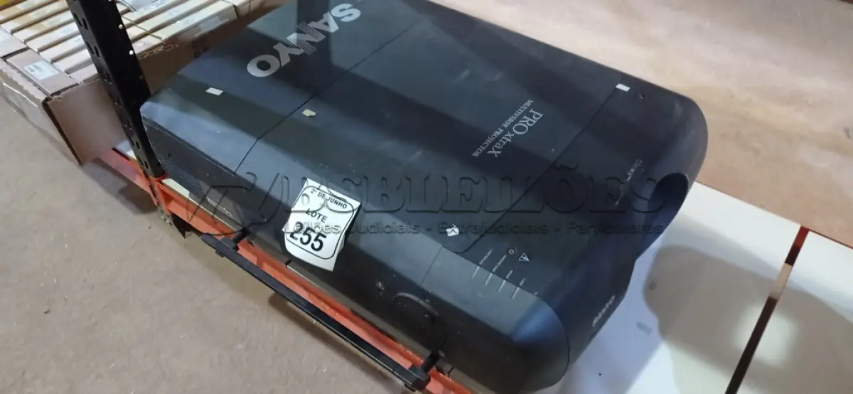 LOTE 255 - 01 PROJETOR MODELO PROXTRAX MULTIVERSE MARCA SANYO. (NO ESTADO) ATENÇÃO! FAZER A VISITAÇÃO ANTES DE ARREMATAR, NÃO SABEMOS SE FUNCIONA, LEILÃO NÃO TEM GARANTIA E NEM DEVOLUÇÃO, SUJEITO A POSSÍVEIS AVARIAS VISÍVEIS/OCULTAS E/OU AUSÊNCIA DE COMPONENTES.