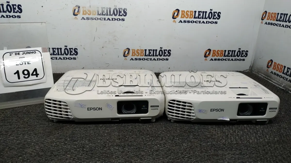 LOTE 194 - 02 PROJETORES MARCA EPSON. (NO ESTADO) ATENÇÃO! FAZER A VISITAÇÃO ANTES DE ARREMATAR, NÃO SABEMOS SE FUNCIONA, LEILÃO NÃO TEM GARANTIA E NEM DEVOLUÇÃO, SUJEITO A POSSÍVEIS AVARIAS VISÍVEIS/OCULTAS E/OU AUSÊNCIA DE COMPONENTES.