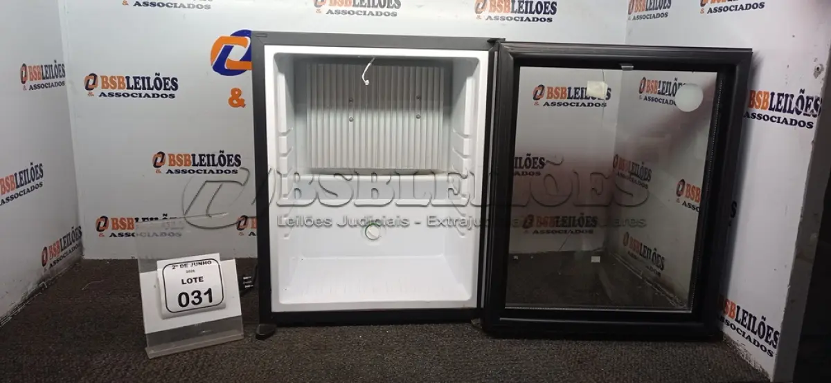 LOTE 031 - 01 FRIGOBAR 220V. (NO ESTADO) ATENÇÃO! FAZER A VISITAÇÃO ANTES DE ARREMATAR, NÃO SABEMOS SE FUNCIONA, LEILÃO NÃO TEM GARANTIA E NEM DEVOLUÇÃO, SUJEITO A POSSÍVEIS AVARIAS VISÍVEIS/OCULTAS E/OU AUSÊNCIA DE COMPONENTES.