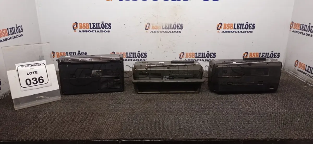 LOTE 036 - 03 RÁDIOS ANTIGOS. (NO ESTADO) ATENÇÃO! FAZER A VISITAÇÃO ANTES DE ARREMATAR, NÃO SABEMOS SE FUNCIONA, LEILÃO NÃO TEM GARANTIA E NEM DEVOLUÇÃO, SUJEITO A POSSÍVEIS AVARIAS VISÍVEIS/OCULTAS E/OU AUSÊNCIA DE COMPONENTES.