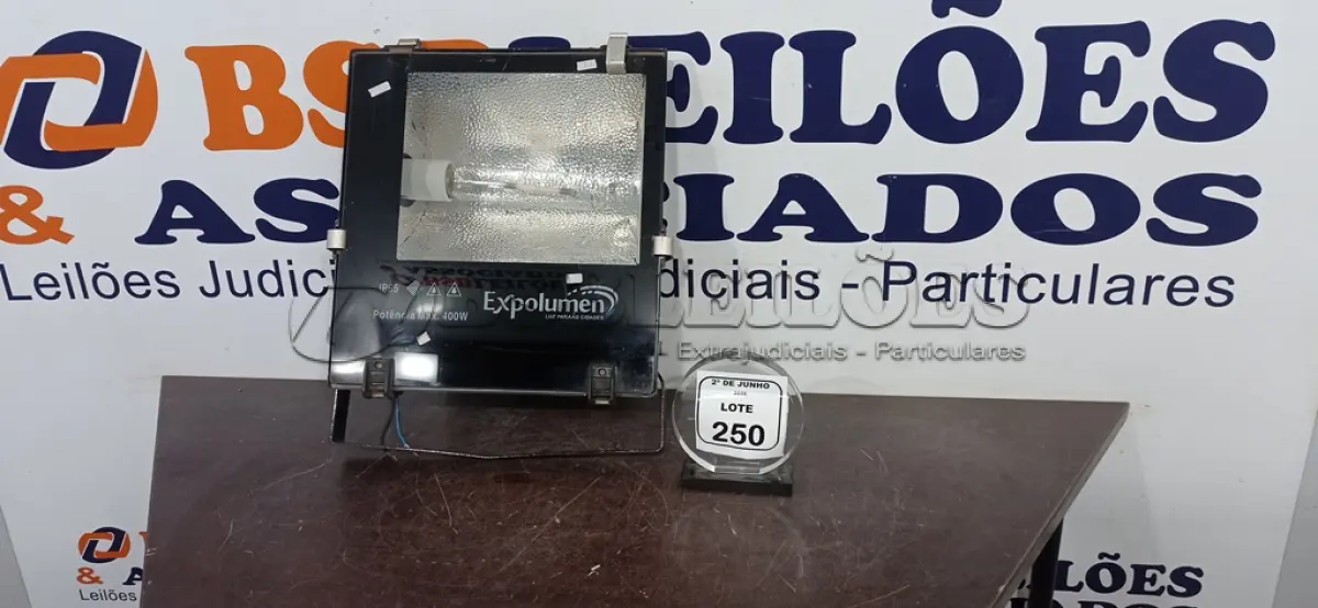 LOTE 250 - 01 REFLETOR 400W MARCA EXPOLUMEN. (NO ESTADO) ATENÇÃO! FAZER A VISITAÇÃO ANTES DE ARREMATAR, NÃO SABEMOS SE FUNCIONA, LEILÃO NÃO TEM GARANTIA E NEM DEVOLUÇÃO, SUJEITO A POSSÍVEIS AVARIAS VISÍVEIS/OCULTAS E/OU AUSÊNCIA DE COMPONENTES.