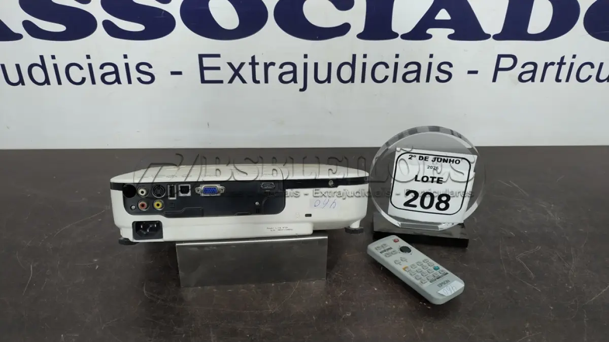 LOTE 208 - 01 PROJETOR COM CONTROLE MARCA EPSON. (NO ESTADO) ATENÇÃO! FAZER A VISITAÇÃO ANTES DE ARREMATAR, NÃO SABEMOS SE FUNCIONA, LEILÃO NÃO TEM GARANTIA E NEM DEVOLUÇÃO, SUJEITO A POSSÍVEIS AVARIAS VISÍVEIS/OCULTAS E/OU AUSÊNCIA DE COMPONENTES.