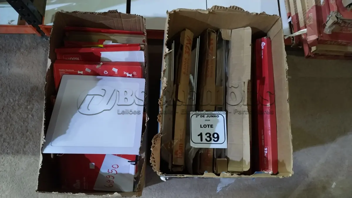 LOTE 139 - 01 LOTE COM GRANDE QUANTIDADE DE LUMINÁRIAS DE EMBUTIR E SOBREPOR DE MARCAS E MODELOS DIVERSOS. (NO ESTADO) ATENÇÃO! FAZER A VISITAÇÃO ANTES DE ARREMATAR, NÃO SABEMOS SE FUNCIONA, LEILÃO NÃO TEM GARANTIA E NEM DEVOLUÇÃO, SUJEITO A POSSÍVEIS AVARIAS VISÍVEIS/OCULTAS E/OU AUSÊNCIA DE COMPONENTES.