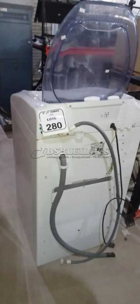 LOTE 280 - 01 MÁQUINA DE LAVAR DE 6KG 220V MARCA ELECTROLUX. (NO ESTADO) ATENÇÃO! FAZER A VISITAÇÃO ANTES DE ARREMATAR, NÃO SABEMOS SE FUNCIONA, LEILÃO NÃO TEM GARANTIA E NEM DEVOLUÇÃO, SUJEITO A POSSÍVEIS AVARIAS VISÍVEIS/OCULTAS E/OU AUSÊNCIA DE COMPONENTES.