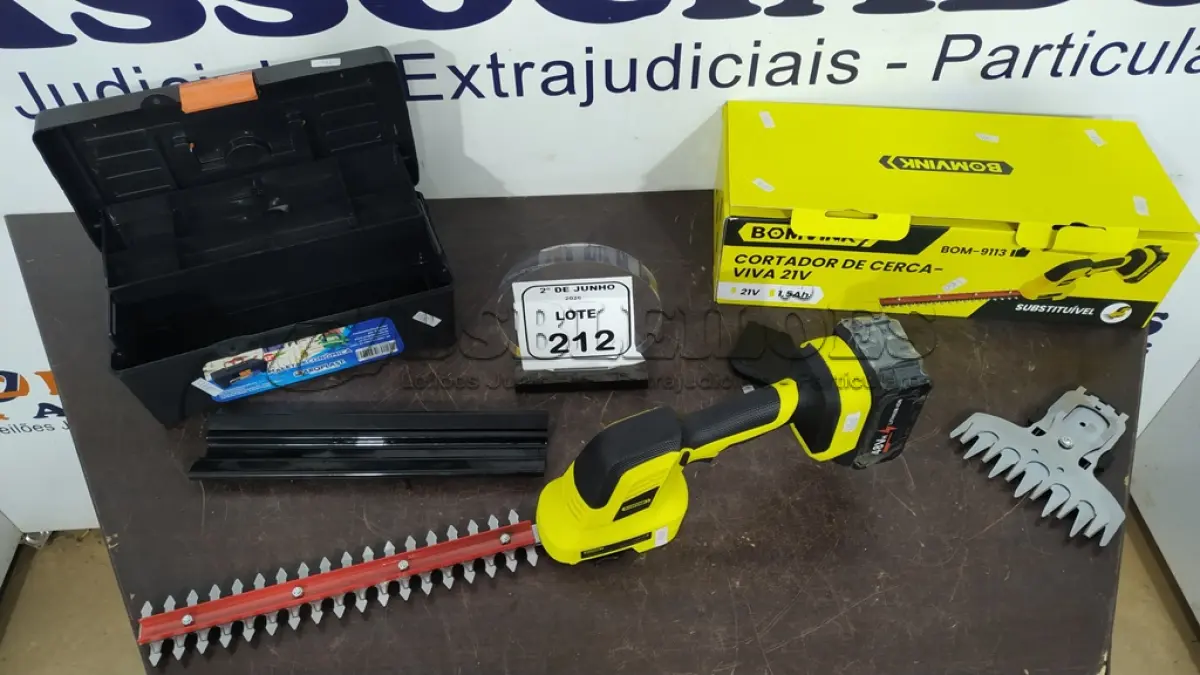 LOTE 212 - 01 CORTADOR DE CERCA-VIVA MARCA BOMVINK E 01 MALETA DE FERRAMENTAS. (NO ESTADO) ATENÇÃO! FAZER A VISITAÇÃO ANTES DE ARREMATAR, NÃO SABEMOS SE FUNCIONA, LEILÃO NÃO TEM GARANTIA E NEM DEVOLUÇÃO, SUJEITO A POSSÍVEIS AVARIAS VISÍVEIS/OCULTAS E/OU AUSÊNCIA DE COMPONENTES.