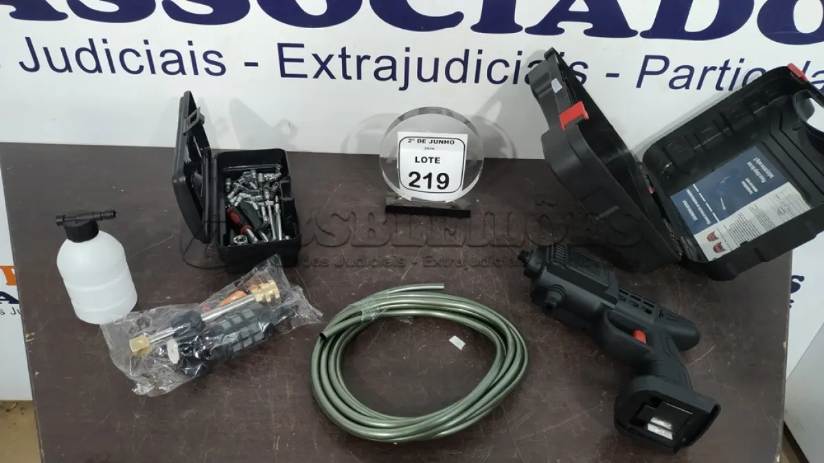 LOTE 219 - 01 CHAVE CATRACA COM JOGO DE SOQUETES E 01 MÁQUINA DE ALTA PRESSÃO COM ACESSÓRIOS SEM BATERIA. (NO ESTADO) ATENÇÃO! FAZER A VISITAÇÃO ANTES DE ARREMATAR, NÃO SABEMOS SE FUNCIONA, LEILÃO NÃO TEM GARANTIA E NEM DEVOLUÇÃO, SUJEITO A POSSÍVEIS AVARIAS VISÍVEIS/OCULTAS E/OU AUSÊNCIA DE COMPONENTES.