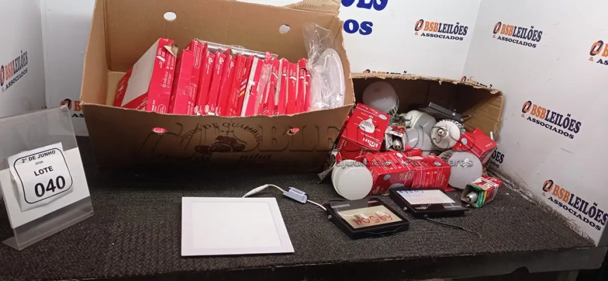 LOTE 040 - 01 LOTE COM GRANDE QUANTIDADE DE LUMINÁRIAS E LÂMPADAS DE MARCAS E MODELOS. (NO ESTADO) ATENÇÃO! FAZER A VISITAÇÃO ANTES DE ARREMATAR, NÃO SABEMOS SE FUNCIONA, LEILÃO NÃO TEM GARANTIA E NEM DEVOLUÇÃO, SUJEITO A POSSÍVEIS AVARIAS VISÍVEIS/OCULTAS E/OU AUSÊNCIA DE COMPONENTES.