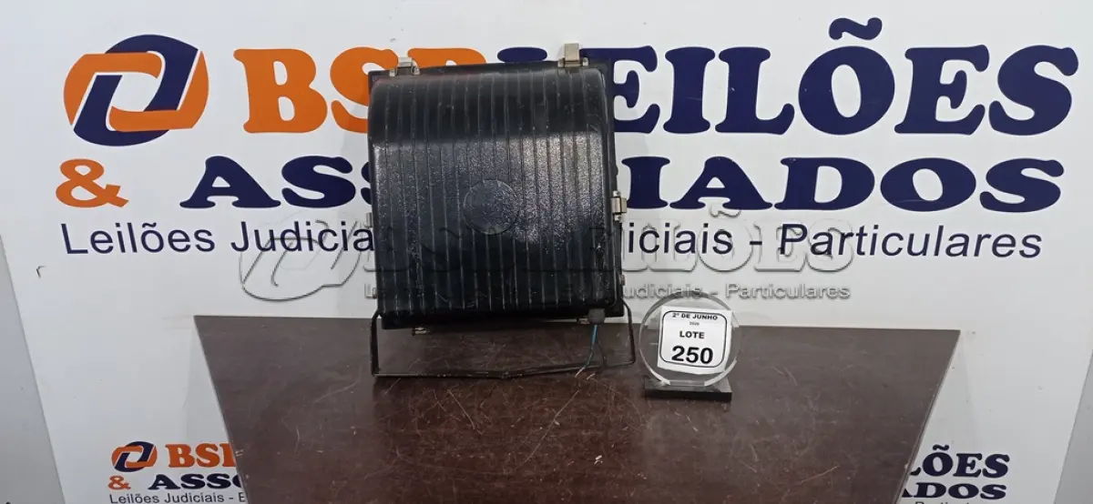 LOTE 250 - 01 REFLETOR 400W MARCA EXPOLUMEN. (NO ESTADO) ATENÇÃO! FAZER A VISITAÇÃO ANTES DE ARREMATAR, NÃO SABEMOS SE FUNCIONA, LEILÃO NÃO TEM GARANTIA E NEM DEVOLUÇÃO, SUJEITO A POSSÍVEIS AVARIAS VISÍVEIS/OCULTAS E/OU AUSÊNCIA DE COMPONENTES.