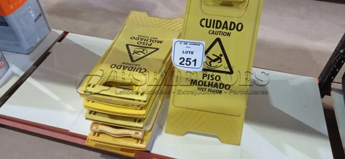 LOTE 251 - 10 PLACAS DE AVISO PARA PISOS MOLHADOS. (NO ESTADO) ATENÇÃO! FAZER A VISITAÇÃO ANTES DE ARREMATAR, NÃO SABEMOS SE FUNCIONA, LEILÃO NÃO TEM GARANTIA E NEM DEVOLUÇÃO, SUJEITO A POSSÍVEIS AVARIAS VISÍVEIS/OCULTAS E/OU AUSÊNCIA DE COMPONENTES.