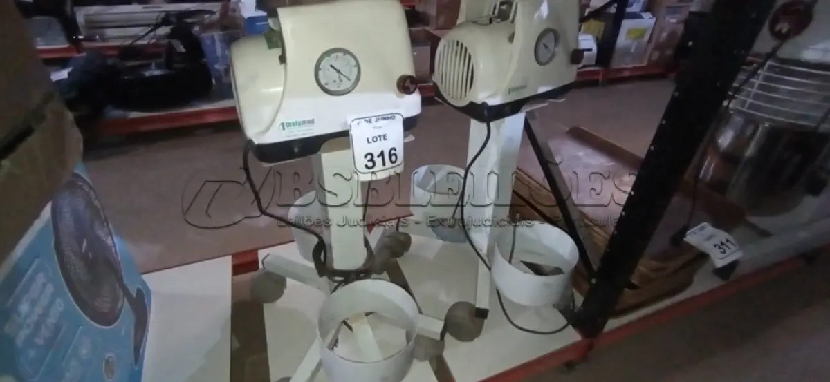 LOTE 316 - 02 ASPIRADORES CIRÚRGICOS. (NO ESTADO) ATENÇÃO! FAZER A VISITAÇÃO ANTES DE ARREMATAR, NÃO SABEMOS SE FUNCIONA, LEILÃO NÃO TEM GARANTIA E NEM DEVOLUÇÃO, SUJEITO A POSSÍVEIS AVARIAS VISÍVEIS/OCULTAS E/OU AUSÊNCIA DE COMPONENTES.