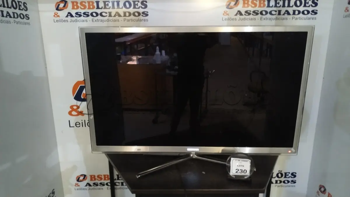 LOTE 230 - 01 TV 55’’ MARCA SAMSUNG. (NO ESTADO) ATENÇÃO! FAZER A VISITAÇÃO ANTES DE ARREMATAR, NÃO SABEMOS SE FUNCIONA, LEILÃO NÃO TEM GARANTIA E NEM DEVOLUÇÃO, SUJEITO A POSSÍVEIS AVARIAS VISÍVEIS/OCULTAS E/OU AUSÊNCIA DE COMPONENTES.