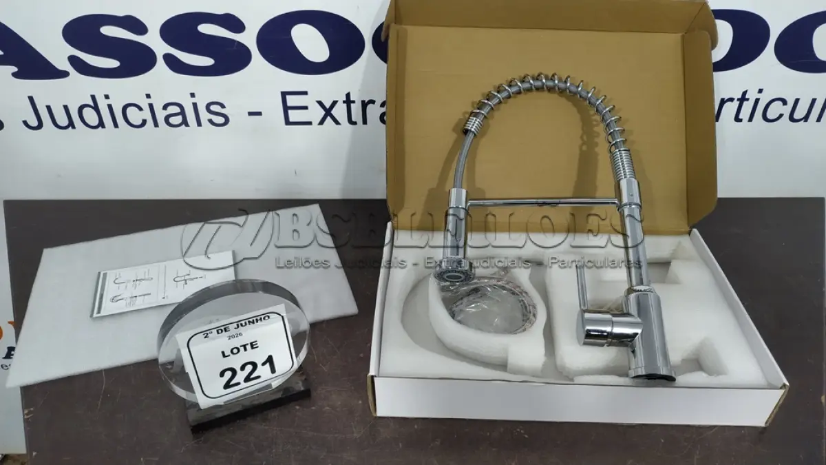 LOTE 221 - 01 TORNEIRA DE COZINHA GOURMET CROMADA. (NO ESTADO) ATENÇÃO! FAZER A VISITAÇÃO ANTES DE ARREMATAR, NÃO SABEMOS SE FUNCIONA, LEILÃO NÃO TEM GARANTIA E NEM DEVOLUÇÃO, SUJEITO A POSSÍVEIS AVARIAS VISÍVEIS/OCULTAS E/OU AUSÊNCIA DE COMPONENTES.