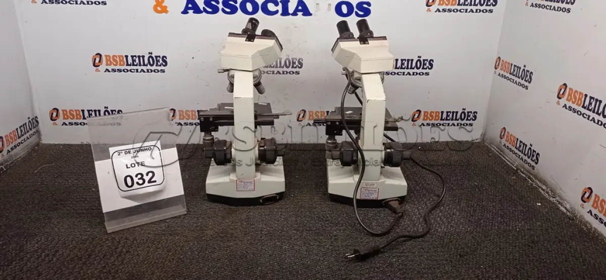 LOTE 032 - 02 MICROSCÓPIOS. (NO ESTADO) ATENÇÃO! FAZER A VISITAÇÃO ANTES DE ARREMATAR, NÃO SABEMOS SE FUNCIONA, LEILÃO NÃO TEM GARANTIA E NEM DEVOLUÇÃO, SUJEITO A POSSÍVEIS AVARIAS VISÍVEIS/OCULTAS E/OU AUSÊNCIA DE COMPONENTES.
