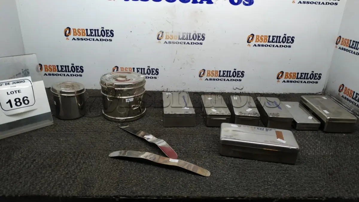 LOTE 186 - 01 LOTE COM VÁRIOS ESTOJOS CIRÚRGICOS DE TAMANHOS E MODELOS DIVERSOS. (NO ESTADO) ATENÇÃO! FAZER A VISITAÇÃO ANTES DE ARREMATAR, NÃO SABEMOS SE FUNCIONA, LEILÃO NÃO TEM GARANTIA E NEM DEVOLUÇÃO, SUJEITO A POSSÍVEIS AVARIAS VISÍVEIS/OCULTAS E/OU AUSÊNCIA DE COMPONENTES.