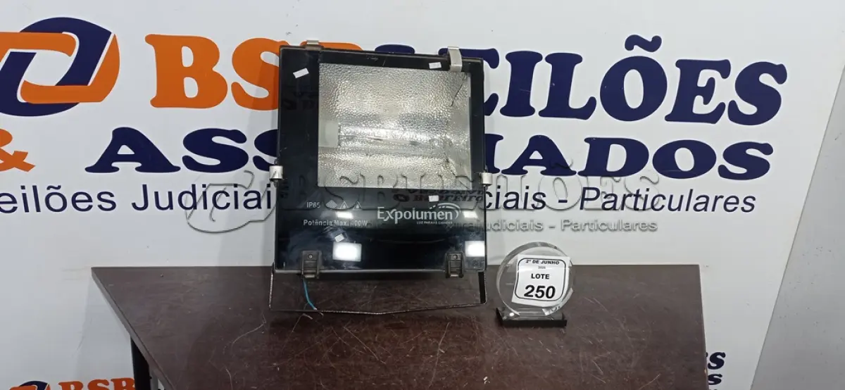 LOTE 250 - 01 REFLETOR 400W MARCA EXPOLUMEN. (NO ESTADO) ATENÇÃO! FAZER A VISITAÇÃO ANTES DE ARREMATAR, NÃO SABEMOS SE FUNCIONA, LEILÃO NÃO TEM GARANTIA E NEM DEVOLUÇÃO, SUJEITO A POSSÍVEIS AVARIAS VISÍVEIS/OCULTAS E/OU AUSÊNCIA DE COMPONENTES.