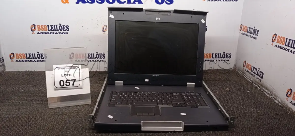 LOTE 057 - 01 CONSOLE DE RACK 1U COMPACTA COM MONITOR LCD DE 17,3 POLEGADAS, TECLADO E TOUCHPAD EM UMA UNIDADE DESLIZANTE. (NO ESTADO) ATENÇÃO! FAZER A VISITAÇÃO ANTES DE ARREMATAR, NÃO SABEMOS SE FUNCIONA, LEILÃO NÃO TEM GARANTIA E NEM DEVOLUÇÃO, SUJEITO A POSSÍVEIS AVARIAS VISÍVEIS/OCULTAS E/OU AUSÊNCIA DE COMPONENTES.