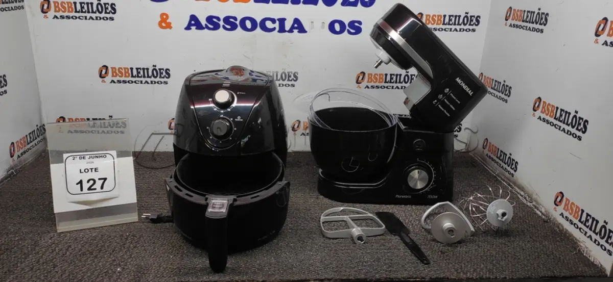 LOTE 127 - 01 AIR FRYER 3,5L 220V MARCA MONDIAL E 01 BATEDEIRA PLANETÁRIA 220V MARCA MONDIAL. (NO ESTADO) ATENÇÃO! FAZER A VISITAÇÃO ANTES DE ARREMATAR, NÃO SABEMOS SE FUNCIONA, LEILÃO NÃO TEM GARANTIA E NEM DEVOLUÇÃO, SUJEITO A POSSÍVEIS AVARIAS VISÍVEIS/OCULTAS E/OU AUSÊNCIA DE COMPONENTES.