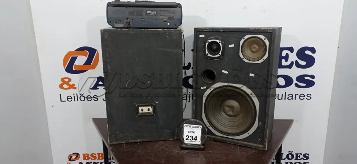 LOTE 234 - 02 CAIXAS DE SOM ALTO FALANTE E 01 APARELHO DE SOM ANTIGO. (NO ESTADO) ATENÇÃO! FAZER A VISITAÇÃO ANTES DE ARREMATAR, NÃO SABEMOS SE FUNCIONA, LEILÃO NÃO TEM GARANTIA E NEM DEVOLUÇÃO, SUJEITO A POSSÍVEIS AVARIAS VISÍVEIS/OCULTAS E/OU AUSÊNCIA DE COMPONENTES.